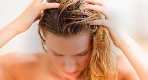 Cómo realizar una exfoliación casera de cuero cabelludo